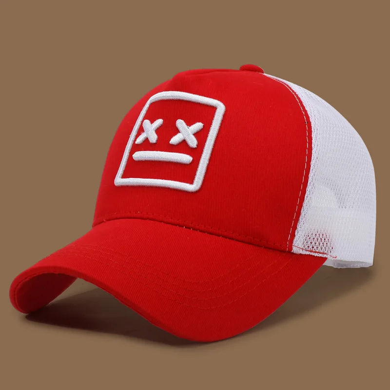 casquette amusante avec un sourire brodé