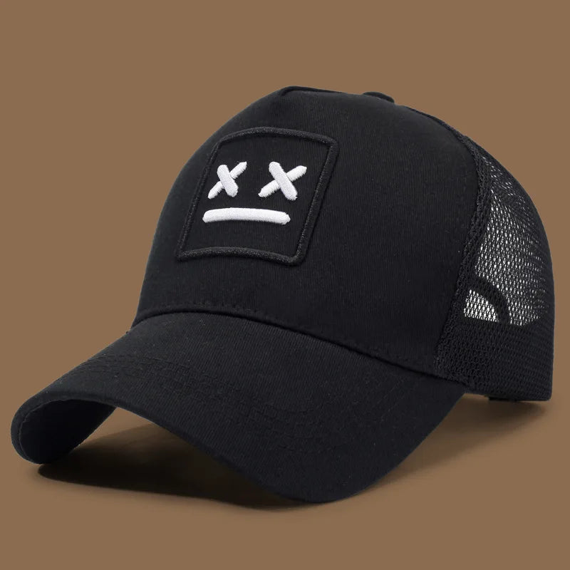 Casquette brodée motif visage souriant ajustable