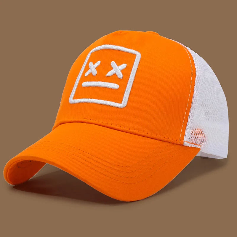 casquette stylée avec motif visage joyeux
