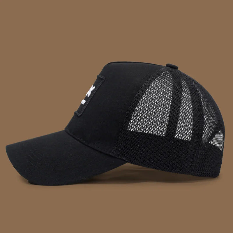 chapeau brodé visage souriant