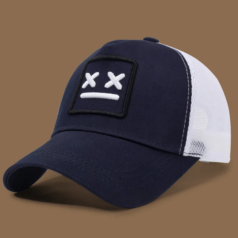 chapeau tendance avec broderie visage heureux